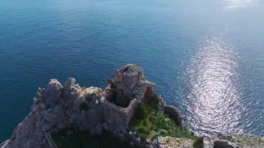 Kale ve sahil parkı. Manzaralı tarihi bir yerin hava görüntüleri..