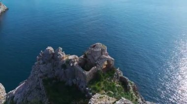 Deniz kenarındaki tarihi şato. Çarpıcı bir sahil kalesinin hava görüntüleri..