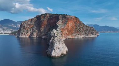 Tarihi dönüm noktası ve okyanus. Sahildeki bir ortaçağ kalesinin hava görüntüleri..