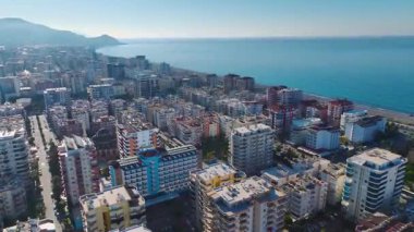 Okyanus manzaralı şehir silueti. Güzel bir sahil şehrinin hava görüntüleri..