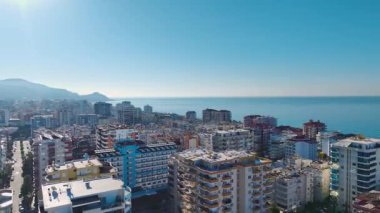 Şehir silüeti ve deniz. Çarpıcı bir şehir kıyı manzarasının hava görüntüleri..