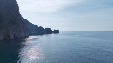 Şehir silüeti ve okyanus manzarası. Canlı bir sahil varış noktasının hava görüntüleri..