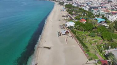 El değmemiş sahil ve turkuaz deniz. Tropik bir cennetin hava görüntüleri.