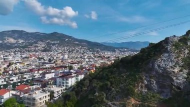 Şehrin yukarısındaki teleferik. Barışçıl ve çarpıcı bir manzaranın hava görüntüleri..