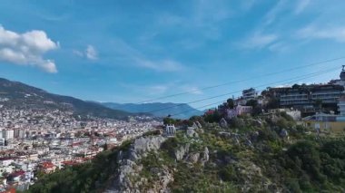 Füniküler ve şehir manzarası. Nefes kesici bir kentsel ve doğal karışımın hava görüntüleri..