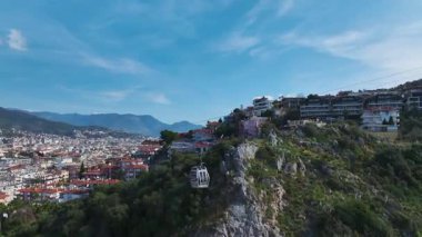 Füniküler yokuş yukarı tırmanma. Manzaralı kentsel ve doğa karışımının hava görüntüleri..