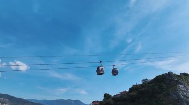Kablolu araba ve doğa. Görkemli bir yükseklik manzarasının havadan çekilmiş görüntüleri..