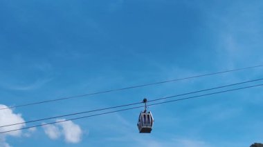 Kablolu araba ve panorama. Eşsiz bir yükseltilmiş sürüşün hava görüntüleri..