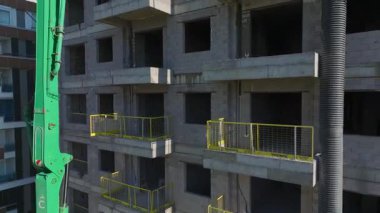 Gökdelen tadilatta. Büyüyen bir şehir manzarasının hava görüntüleri.