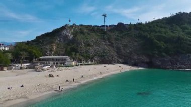 Sakin okyanus dalgaları ve plaj. Rahatlatıcı bir kıyı manzarasının hava görüntüleri..