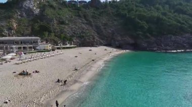 Mavi okyanuslu rüya gibi bir sahil. Huzurlu bir deniz manzarasının hava görüntüleri..