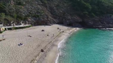 Sonsuz sahil ve turkuaz deniz. Nefes kesici bir sahil şeridinin hava görüntüleri..