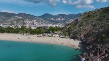 Kıyıdaki altın güneş ışığı. Rüya tatili ayarlarının hava görüntüleri.