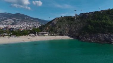 Sahil şeridi ve okyanus dalgaları. Mükemmel bir tropikal inzivanın hava görüntüleri..