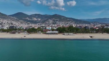 Turkuaz denizi olan sessiz bir sahil. Bir cennet kaçışının hava görüntüleri..