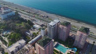 Deniz kenarındaki lüks evler. Üst düzey bir rıhtım arazisinin hava görüntüleri..