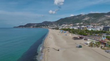 Beyaz kum ve sakin okyanus. Nefes kesici deniz manzarasının hava görüntüleri..