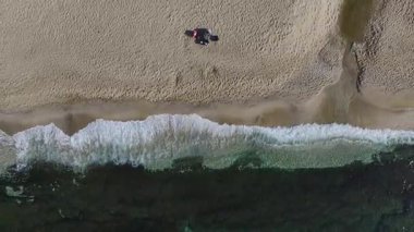 Okyanus manzaralı, berrak suları olan bir güzellik. Mükemmel bir tatil yerinin hava görüntüleri..
