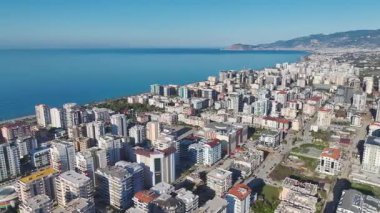 Sahil kenarındaki zarif daireler. Manzaralı bir malikanenin hava görüntüleri..