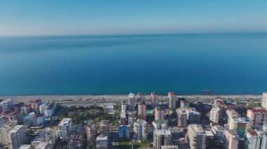 Özel deniz kıyısında yaşam. Rüya gibi bir yerleşim yerinin hava görüntüleri..