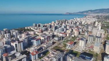 Sahildeki lüks evler. Üst sınıf bir yerleşim alanının hava görüntüleri..