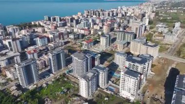 Yüksek bina inşaatı. Kentsel altyapı büyümesinin hava görüntüleri.