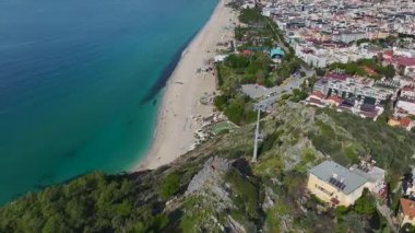 Füniküler ve şehir silüeti. Canlı bir şehir ve doğal ortamın hava görüntüleri..