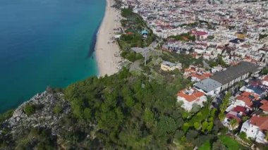 Kablolu araba dağa çıkıyor. Barışçıl ve manzaralı bir yolculuğun hava görüntüleri..