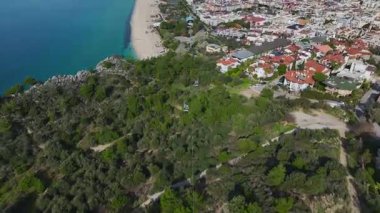 Kentsel füniküler sürüş. Yüksek irtifa macerasının hava görüntüleri..