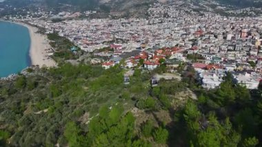 Kablolu araba ve yeşil tepeler. Nefes kesici şehir kaçışının hava görüntüleri..