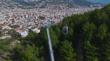 Füniküler ve şehir silueti. Huzurlu bir yüksek irtifa sahnesinin hava görüntüleri..