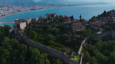 Eski kale ve deniz. Tarihin ve doğanın eşsiz bir karışımının hava görüntüleri..