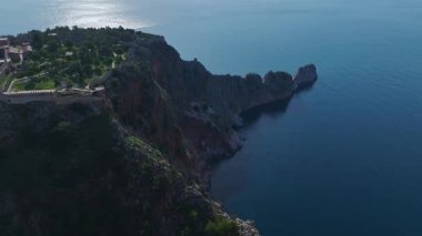 Eski kale kaldı. Dramatik bir sahilin havadan çekilmiş görüntüleri..