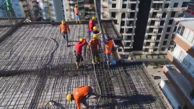 Beton temeller dökülüyor. Gelişmekte olan bir şehrin gökyüzü görüntüsü.