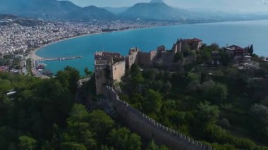 Deniz kenarındaki kale harabeleri. Barışçıl ve manzaralı bir yerin hava görüntüleri..