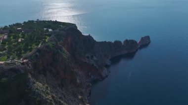 Antik duvar ve orman. Büyüleyici doğal bir sahnenin hava görüntüleri..