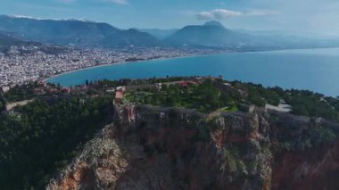 Eski harabeler ve ağaçlar. Barışçıl bir tarihi inzivaya çekilmiş hava görüntüleri.