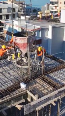 Şehrin yakınındaki bir hava yatı limanında. Rıhtım manzarasının dikey görüntüleri.