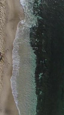 Füniküler ve deniz ufku. Manzaralı bir maceranın hava görüntüleri.