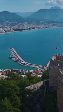 Tarihi kale ve kıyı manzarası. Büyüleyici bir deniz manzarasının dikey görüntüleri.