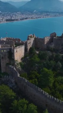 Kale, park ve okyanus ufku. Nefes kesici bir seyahat noktasının dikey görüntüsü.