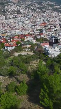 Yoğun Yeşil Orman 'ın üstünde, Okyanus' un Kristal berrak sularına bakan bir kablo hattındaki bir Füniküler 'in hava videosu.