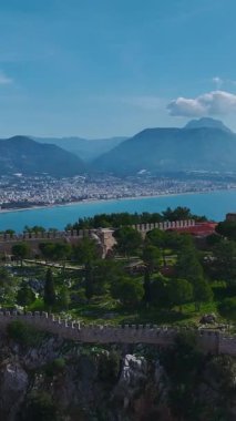 Tarihsel kale ve deniz. Nefes kesici bir kıyı manzarasının hava görüntüleri..