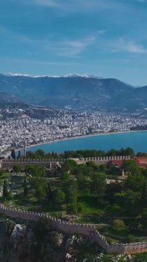 Kale ve okyanus ufku. Çarpıcı tarihi bir yerin havadan çekilmiş görüntüleri..