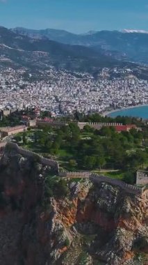 Kale ve sahil parkı. Resimli tarihi bir yerin havadan çekilmiş görüntüleri..