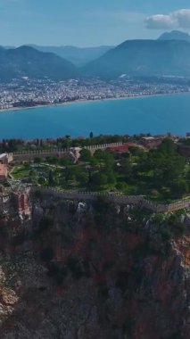 Tarihi kale ve parlak mavi su. Manzaralı bir sahil taşının hava görüntüleri..