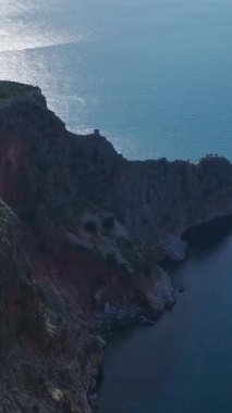 Kale ve deniz ufku. Manzaralı bir tarihsel çekiciliğin hava görüntüleri.