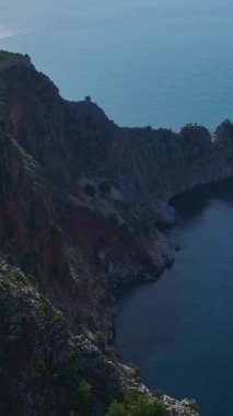 Kale ve şehir silueti. Muhteşem bir Akdeniz manzarasının hava görüntüleri..