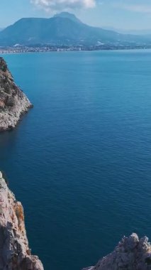 Eski kale ve canlı doğa. Tarihsel ve doğal güzelliğin hava görüntüleri..