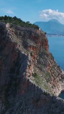 Kale ve sahil şehri. Çarpıcı bir tarihsel çekiciliğin hava görüntüleri..